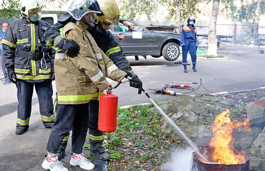 Подростки научились тушить огонь и спасать утопающих